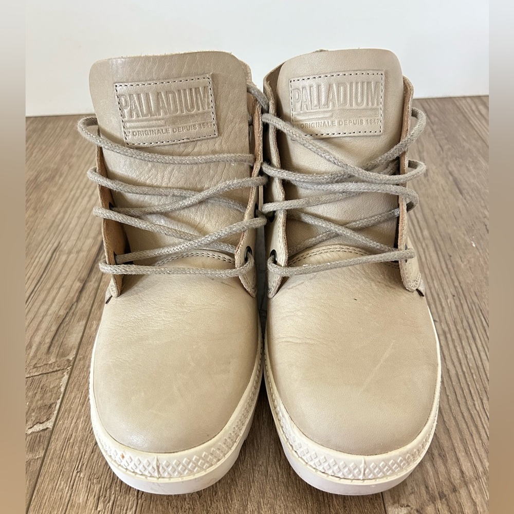 Palladium women’s desert boot. Like new condition. Size 7, wide fitting.